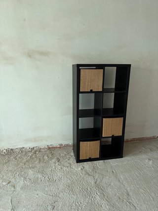 Estantería de madera  con cestas de bambú
