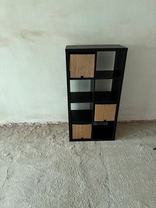 Estantería de madera  con cestas de bambú