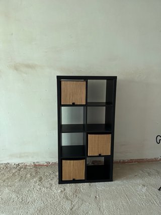Estantería de madera  con cestas de bambú