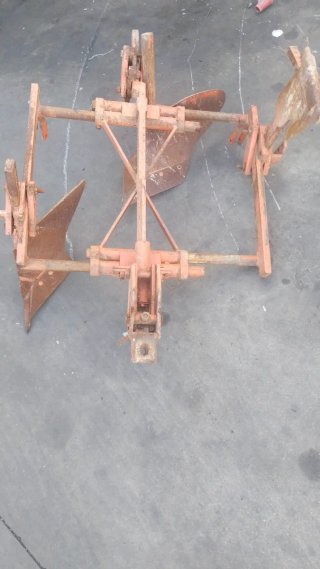 Arado tractor pequeño Pascuali para hacer caballon