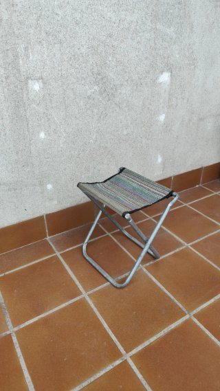Taburete plegable multicolor y plateado