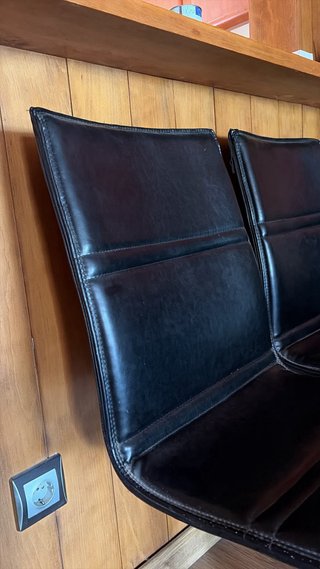 Sillas giratorias de piel negra