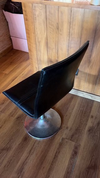 Sillas giratorias de piel negra