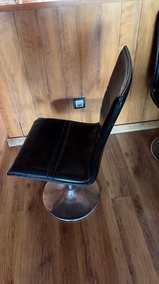 Sillas giratorias de piel negra