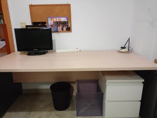 Mesa de despacho beige y gris