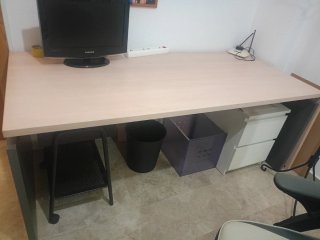 Mesa de despacho beige y gris