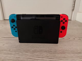 Nintendo Switch con mandos pokemon