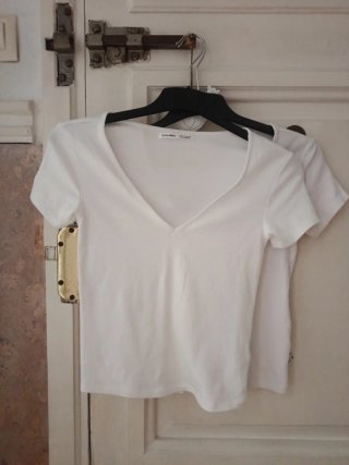 Pack de dos camisetas Blancas Escote en V Pull&Bea