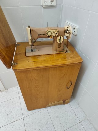 Máquina de coser antigua Singer con mueble