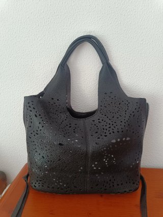 Bolso de Hombro Negro con Diseño Calado