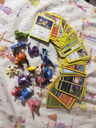 Lote de Cartas Pokémon y Figuras