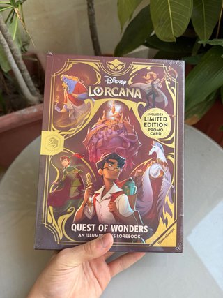 Disney Lorcana Quest of Wonders Libro + Carta Prom