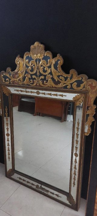 Espejo estilo veneciano dorado.