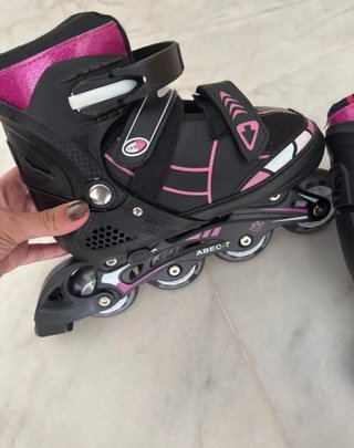 Patines en línea negros y rosas