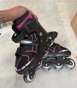 Patines en línea negros y rosas