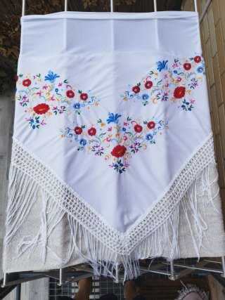 Mantón bordado niña