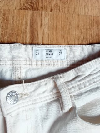 Pantalones vaqueros beis acampanados