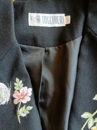 Americana Together Negra con Bordados