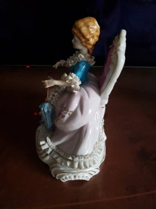 Figura de porcelana antigua mujer con sombrilla