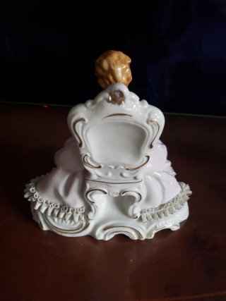 Figura de porcelana antigua mujer con sombrilla