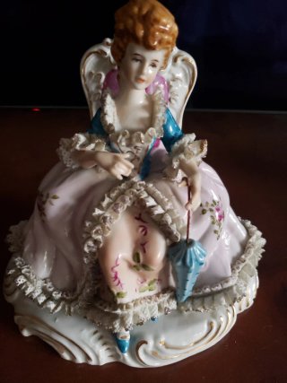 Figura de porcelana antigua mujer con sombrilla