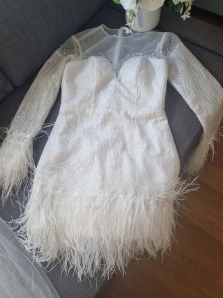 Vestido de Novia Corto con Plumas