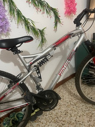 Bicicleta de montaña roja