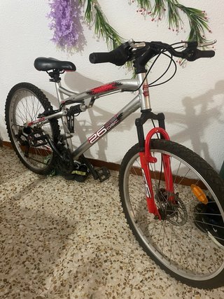 Bicicleta de montaña roja