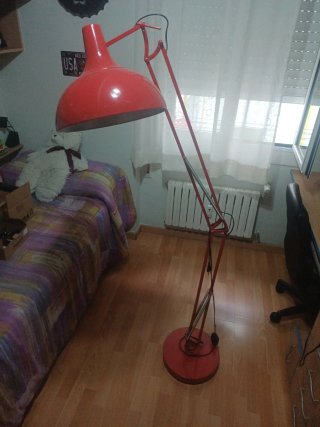 Lámpara de pie roja