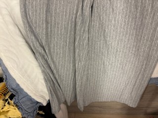 Mono Bershka rayas gris y blanco