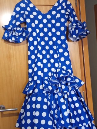 Traje de flamenca azul con lunares blancos.