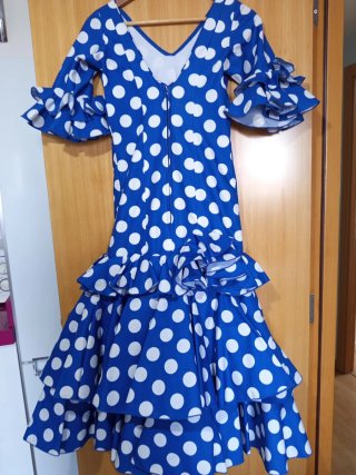 Traje de flamenca azul con lunares blancos.