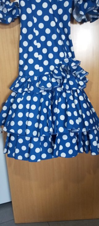 Traje de flamenca azul con lunares blancos.