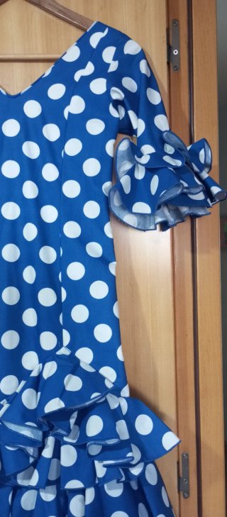Traje de flamenca azul con lunares blancos.