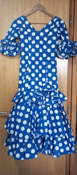 Traje de flamenca azul con lunares blancos.