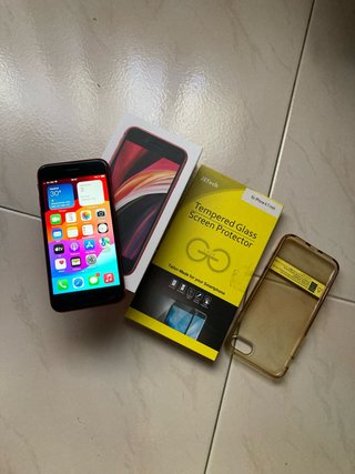 iPhone SE Rojo con funda y cristal