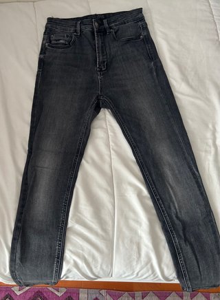 Pantalón vaquero negro skinny tiro alto