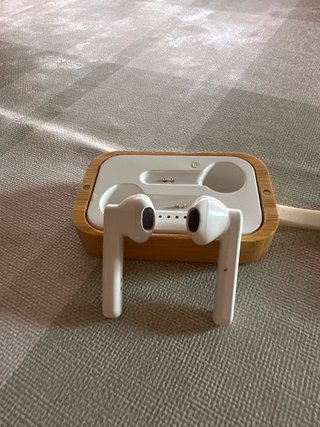Auriculares Inalámbricos Beige y Blanco