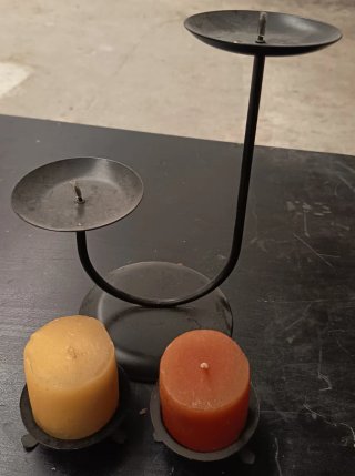 Candelabro de metal negro