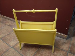 Revistero de madera pintado amarillo