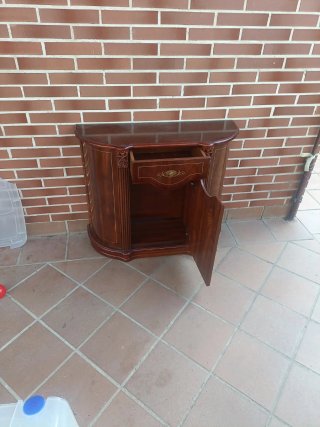 Mueble de entrada de madera con detalles dorados