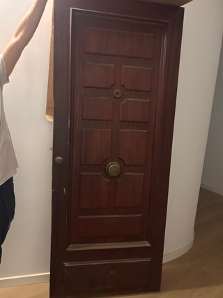 Puerta madera antigua con herrajes