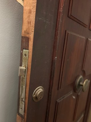 Puerta madera antigua con herrajes
