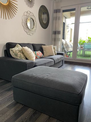 Sofá y reposapiés/puf gris con almacenaje