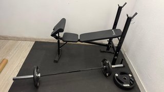 Banco Mobiclinic + barra olímpica + 50 kg discos