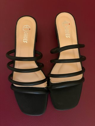 Sandalias Negras de Tiras