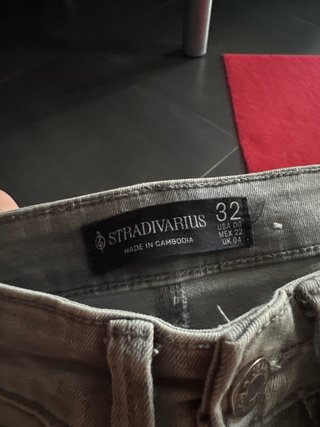 Pantalón Campana Stradivarius Gris