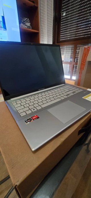 ASUS Vivobook OLED Plateado