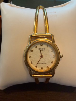 Reloj Casio Quartz Dorado Mujer