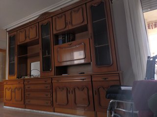 Mueble de comedor de madera y cristal